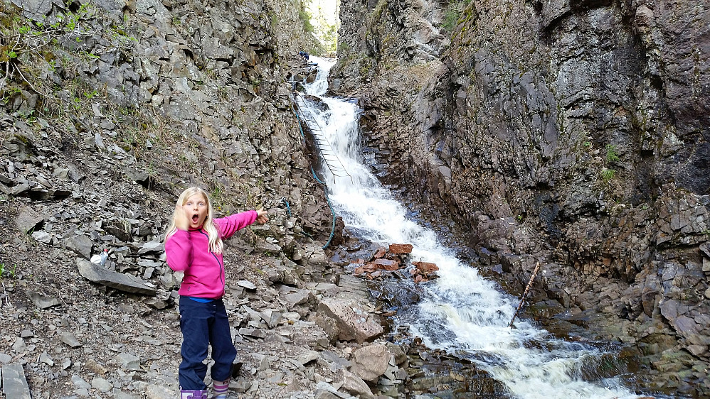 14.05.2015 - Julie peker mot juvets crux - den øverste og siste stigen. Det spruter godt på og rundt stigen, så der ville vi bli våte.