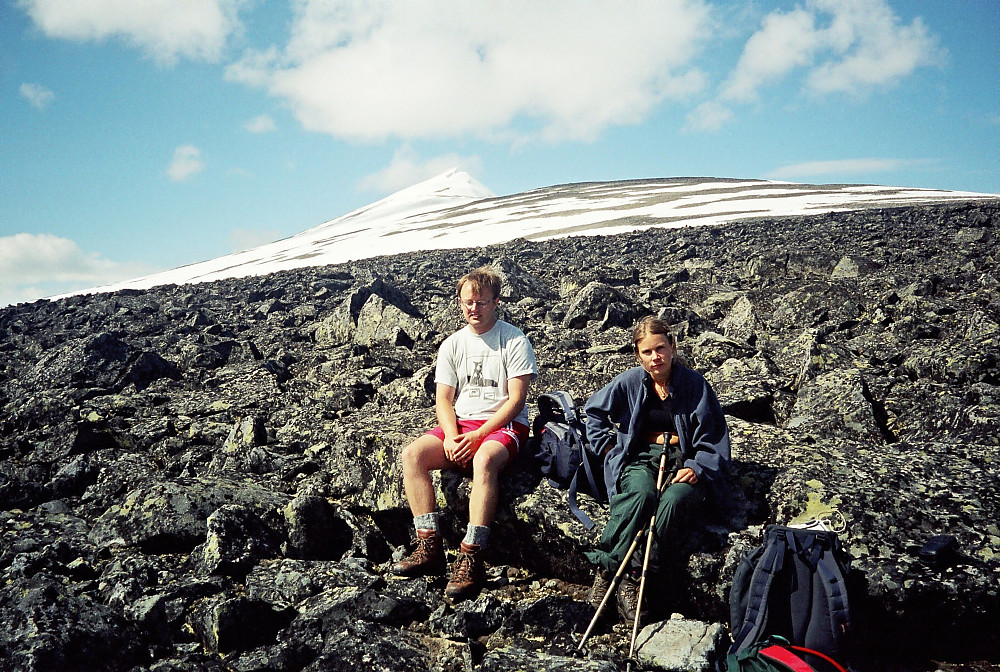 07.07.2001 - Glittertinden rager opp som en hvit pyramide i bakgrunnen. Her sitter vi på drøyt 2000 meters høyde, på den brede ryggen øst for toppen.