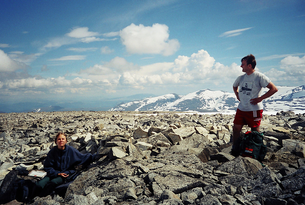 07.07.2001 - Pause på den brede ryggen øst for Glittertinden (2460). Bildet er tatt mot øst.
