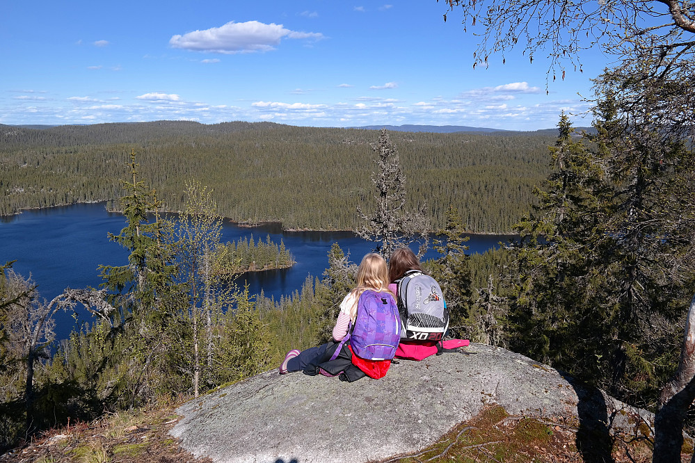 23.05.2015 - Julie og Selma ser utover Pershusvatnet, fra et utsiktspunkt på ryggen sør for høyeste topp på Pershusfjellet (650). 