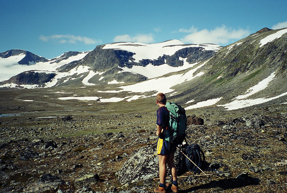 28.07.2001 - Vi er i Blåtjønnholet og ser mot dagens mål, Søraustre Styggehøbreatinden (2232), som er den høyeste kulen litt til høyre.