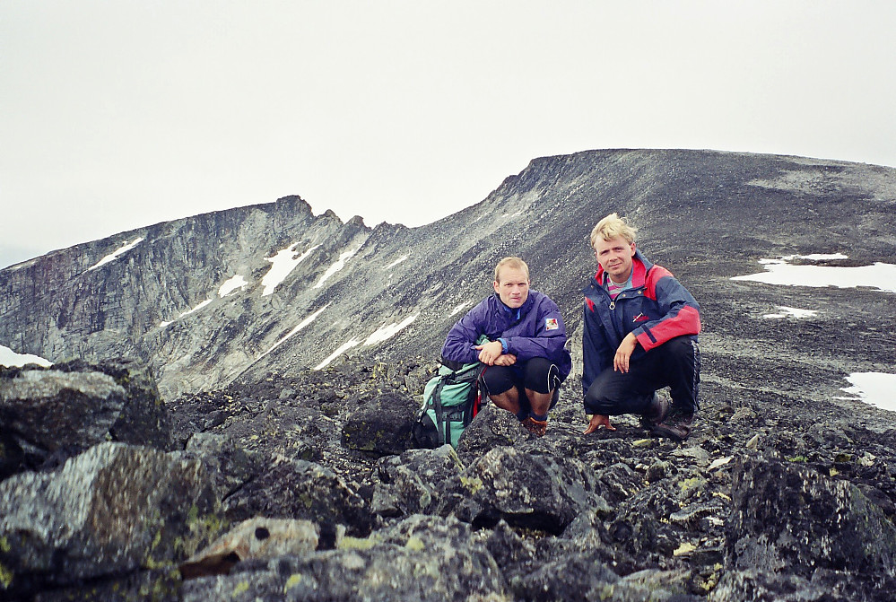 28.07.2001 - Den takkete Styggehøbreatindryggen sett fra Sørøst for Søraustre Styggehøbreatinden (2142). Sørvestre Styggehøbreatinden (2220) til venstre, og Søraustre Styggehøbreatinden (2232) til høyre i bildet.