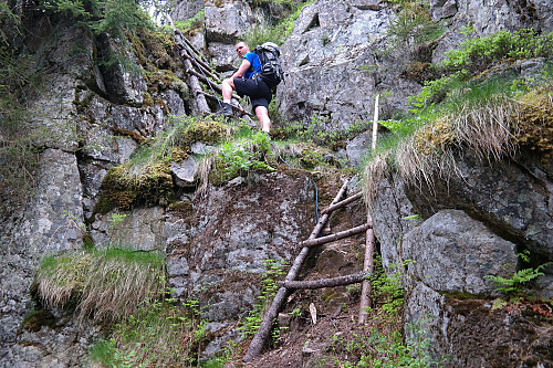 13.06.2015 - Morten på vei opp stigene fra skaret like sør for vannet Store Bumla.