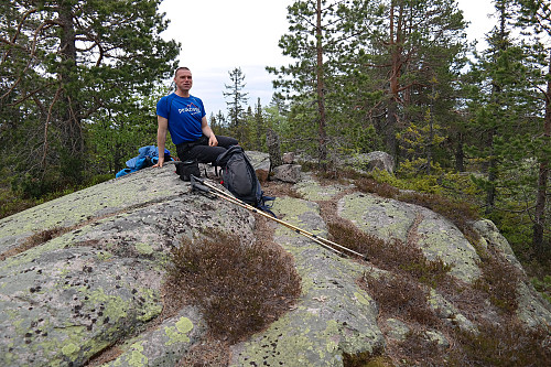 13.06.2015 - Morten med litt reklame på toppen av Heståsfjellet (688).