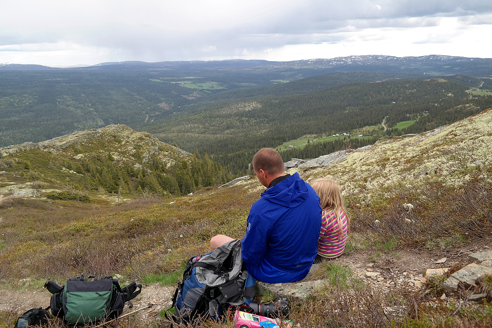 21.06.2015 - Morten og Frida med en pust i bakken på stien opp til Svangkampen (1149). Bildet tatt mot øst.