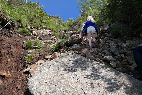 17.07.2015 - Julie og Frida på vei opp den bratte delen av stien med mye løs og rullende stein.