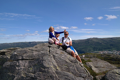 17.07.2015 - God stemning på Løvstakken (477). Barna hadde med sin maskot fra VilVite-senteret i Bergen.