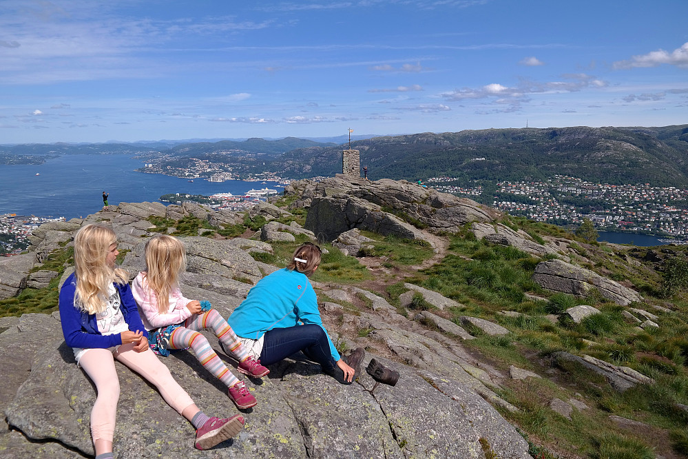 17.07.2015 - På toppen av Løvstakken (477). Selve toppvarden står hakket lavere noen meter lenger der framme. Nedenfor og bak varden ligger Bergen sentrum.