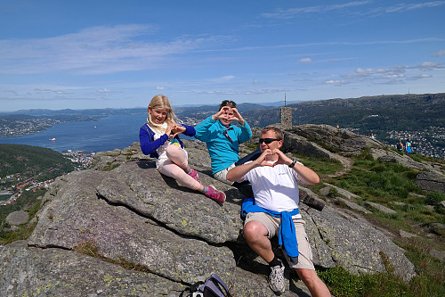 17.07.2015 - Tøys og moro kommer lett når været og omgivelsene er som på toppen av Løvstakken (477).