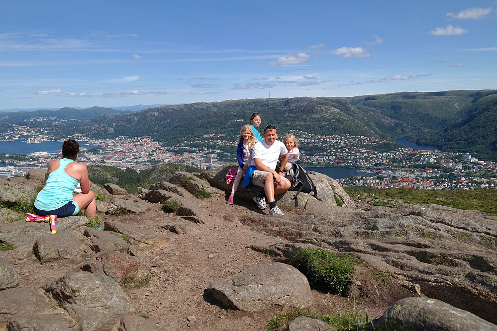 17.07.2015 - Vi sitter like ved toppvarden på Løvstakken (477) og har Bergen sentrum bak oss.