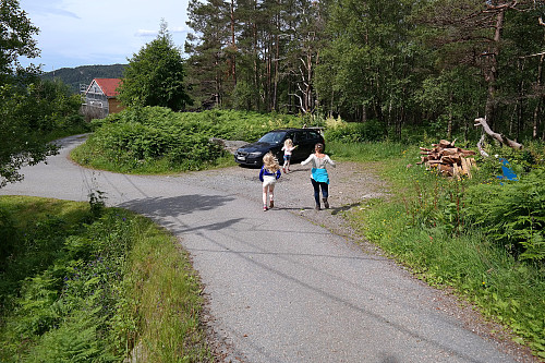 17.07.2015 - Parkeringsplassen i Rosenlundveien. Stien vi gikk starter like bak fotografen.