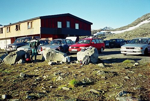 19.08.2001 - Straks klare for avmarsj fra Leirvassbu. Store Rauddalstinden (2157) stikker opp bakerst til høyre.