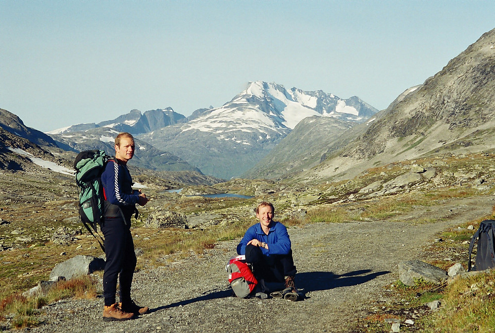 19.08.2001 - På anleggsveien i Gravdalen i et upåklagelig vær. Mektige Hurrungane-tinder i bakgrunnen.