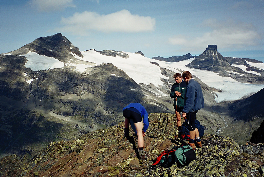 19.08.2001 - På dagens første topp: Vest for Vestre Rauddalstinden (1931). Bak til høyre er Storebjørn (2222), mens Gravdalstinden (2113) er til venstre.