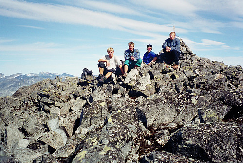 19.08.2001 - Hele gjengen samlet på toppen av Store Rauddalstinden (2157).