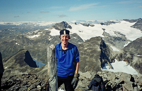 19.08.2001 - På Store Rauddalstinden (2157). Nede til venstre ses Vest for Vestre Rauddalstinden (1931), mens like til høyre for Hans Petter er Vestre Rauddalstind (2059).