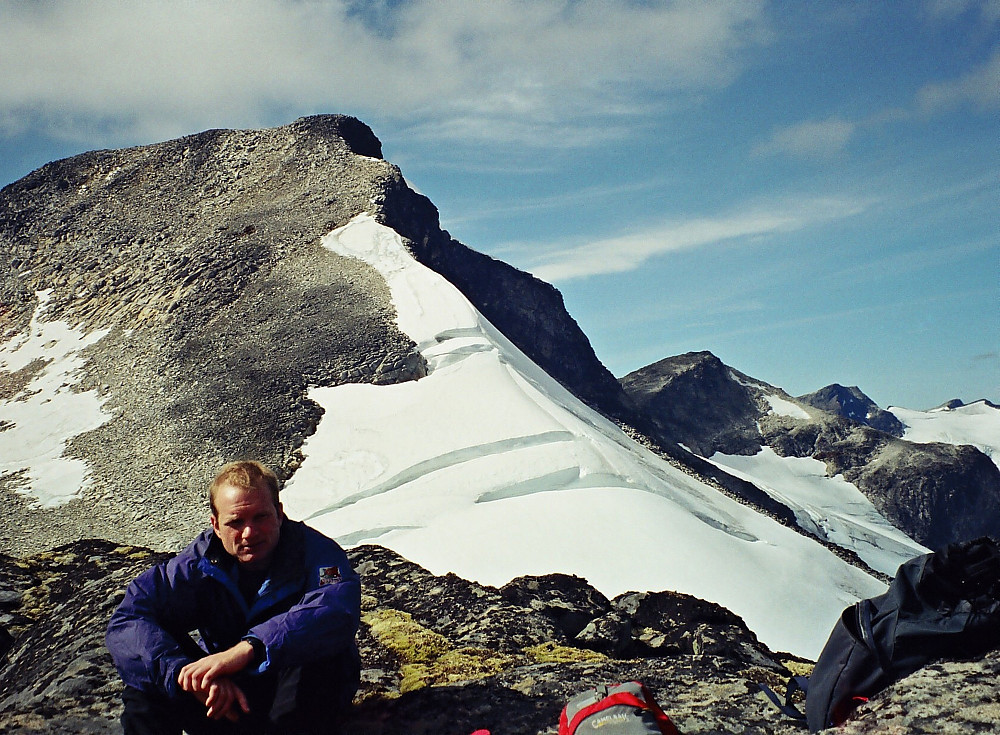 19.08.2001 - Per Rune slapper av på Aust for Store Rauddalstinden (1965). Solide sprekker på Alvbreen, der den strekker seg oppover østryggen på Store Rauddalstinden (2157). Lenger bak og litt til høyre ses Vestre Rauddalstinden (2059).