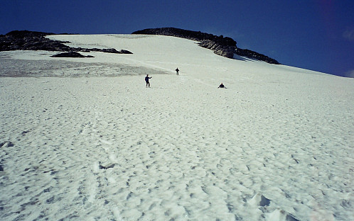 19.08.2001 - På vei nedover en lang snøfonn i østsiden på Aust for Store Rauddalstinden (1965).