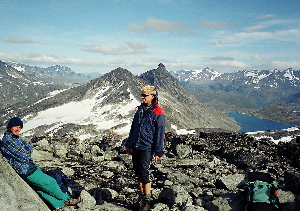 19.08.2001 - På dagens siste topp: Austre Rauddalstinden (2086). Den pyramideformede toppen bak er Skarddalstinden (2100), mens den spisse og noe høyere toppen er Skarddalseggje (2159).