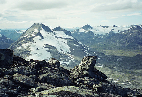 19.08.2001 - Fra Austre Rauddalstinden (2086) ser vi vestover mot noen av tindene vi hadde besteget i løpet av dagen, blant annet Store Rauddalstinden (2157), som er den høyeste toppen til venstre.