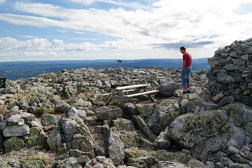 01.08.2015 - Man kan også få sitte på tre på toppen av Trysilfjellet (1132).