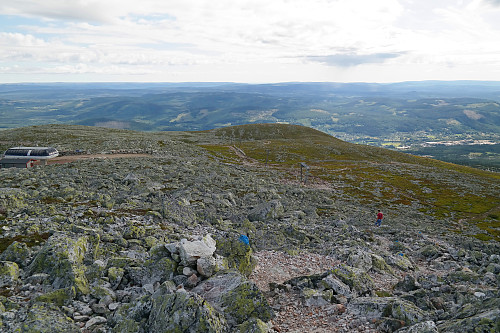 01.08.2015 - Vi rusler nedover stien fra Trysilfjellets topp. Trysil ligger langt nedenfor til høyre i bildet.