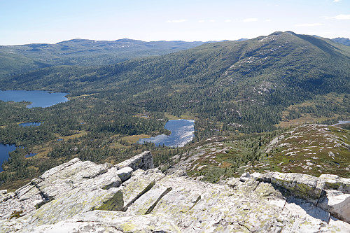 08.08.2015 - Mot sørvest, mot Lifjell, fra toppen av Himingen (1066). Fjellet til høyre er Slettefjell (1180).