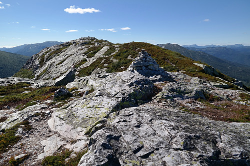 08.08.2015 - I forgrunnen er varden på den lille toppen øst på Himingens topprygg. Bak og litt til venstre, er høyeste punkt på Himingen (1066).