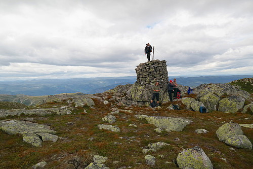 29.08.2015 - Audun har krabbet opp på den svære toppvarden på Sørbølfjellets høyeste punkt (1284).