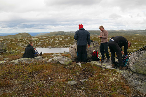 29.08.2015 - Liten pause på toppen av Sørbølfjellet Sørøst (1280). Bak til venstre er Saunatten (1256), mens Ørneflag (1243) ses mer midt i bildet i bakgrunnen.