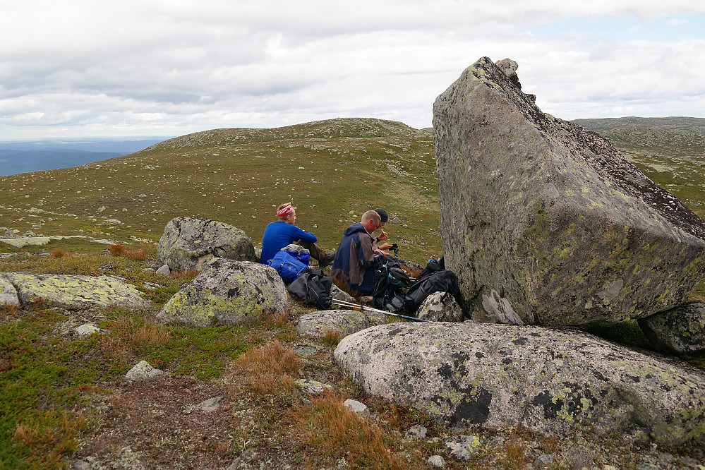 29.08.2015 - På Pika (1237), hvor toppvarden var plassert oppå den store steinen til høyre. I bakgrunnen er Ørneflag (1243).