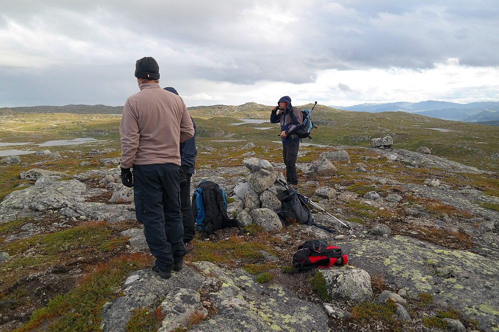 29.08.2015 - En slags toppvarde på Sørbølfjellet Nord (1275). Kulen i bakgrunnen midt i bildet, er Sørbølfjellets høyeste punkt (1284).