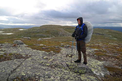 29.08.2015 - Ståle er klar for dagens siste topp, Sørbølfjellet Nordvest (1280), som ses bak. Her er vi på Sørbølfjellet Nord (1275).