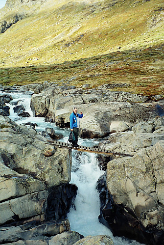 12.09.2001 - Ragnar på kloppen over elva Visa, i nærheten av Gamelsætre.