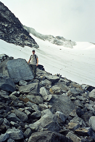 12.09.2001 - På vei oppover mot Styggehøe. Vi er i nedre kant av breen som ligger øst for Styggehøe Ø2 (2180). Vi gikk rett oppover i bildet, og skrådde så til venstre omtrent halvveis.