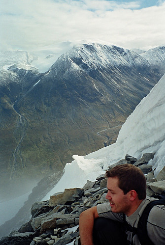 12.09.2001 - Vi er oppunder den store skavlkanten langs fonna som ligger på den brede ryggen sørøst for Styggehøe Ø2 (2180). Isbreen som ligger nedenfor og øst for høyde 2180 har vi her nedenfor oss til venstre. I bakgrunnen har Leirhøe (2330) fått et godt lag med nysnø.