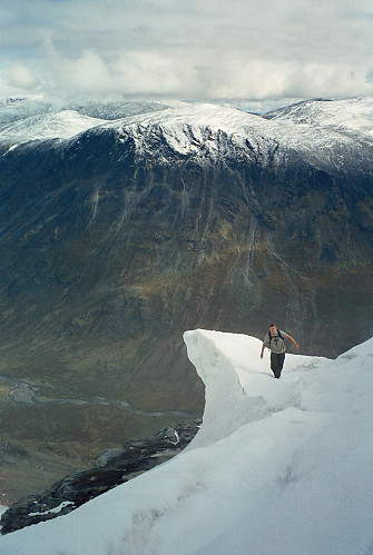12.09.2001 - Ragnar ved et stilig istårn langs skavlkanten på ei stor fonn på den brede ryggen rundt 300 meter øst for Styggehøe Ø2 (2180). Elva Visa ses 1000 m lenger nede.