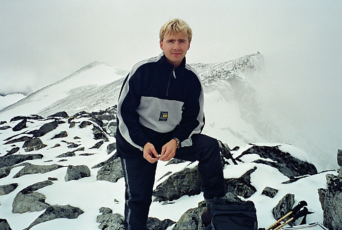 12.09.2001 - Jeg er på den vesle høyden Styggehøe Ø2 (2180). Styggehøe Øst (2200) ses bak til høyre, mens høyeste punkt på Styggehøe (2213) er bak til venstre.