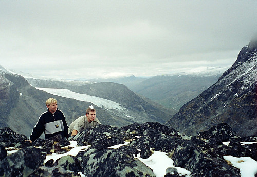 12.09.2001 - Når været er grått må vi veie opp med litt skøyerstreker. På Styggehøe V1 (2011). Isbreen bak er Svellnosbrean.