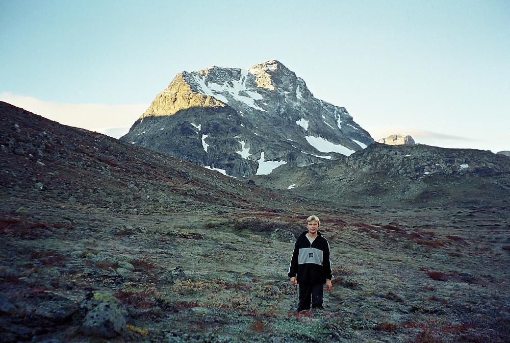 29.09.2001 - Munken (2105) ruver bak, med nordøstryggen nedover til venstre fra toppen, opplyst i sola.