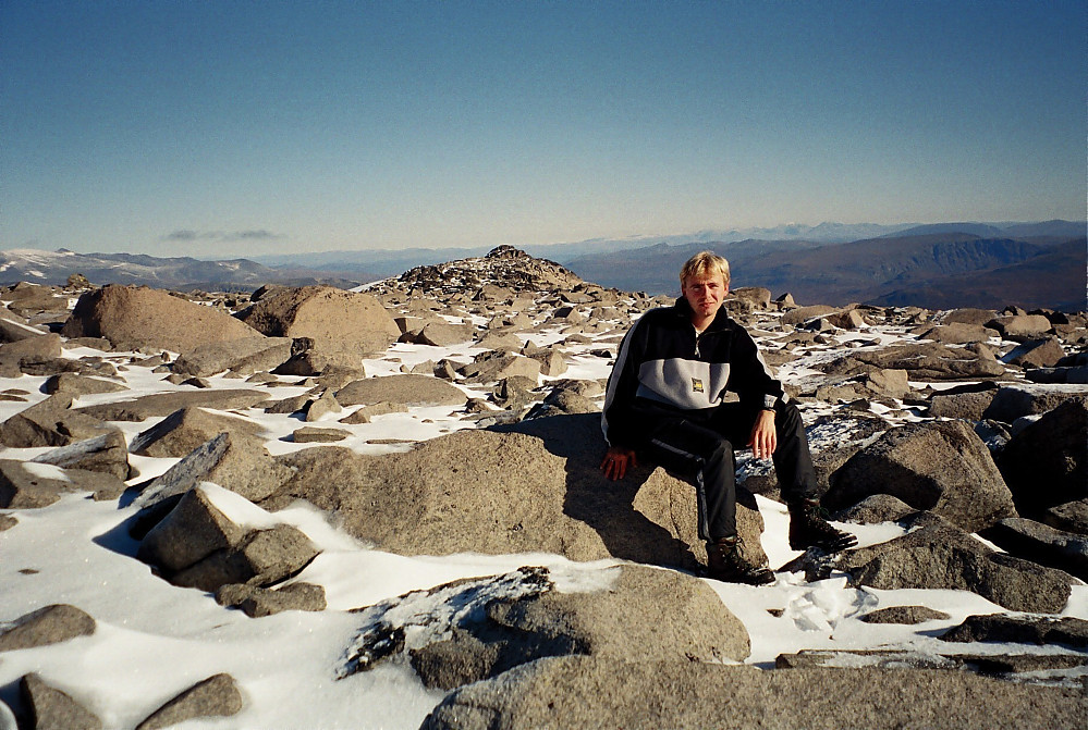 29.09.2001 - Midt i bildet bak er toppunktet på Munken (2105). Jeg sitter på den brede ryggen som går sørvestover mot Mugna (2159).