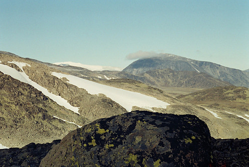 29.09.2001 - Fra Raslet (1854) med zoom mot nord/nordvest. Besshøe (2258) med tåkedotten til høyre, mens Glittertinden (2460) er kritthvit langt bak til venstre.