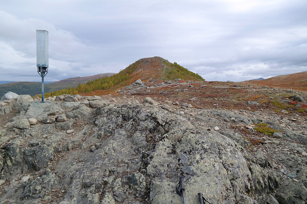 20.09.2015 - Nesten så jeg slakket av på farten da jeg på avstand så denne grå boksen. Den minner mistenkelig om en fotoboks... Jeg ruslet pent forbi og opp på Hesthaugen (1088), som er midt i bildet.