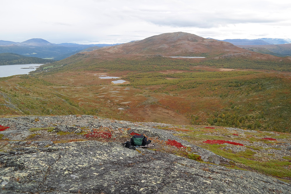 20.09.2015 - Fra Veslvassfjellet (1192) ser jeg tilbake mot Trollhøe (1370). I venstre bildekant er litt av Lemonsjøen.