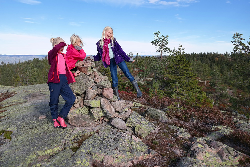 04.10.2015 - Fornøyde jenter på toppen av Vestfold.