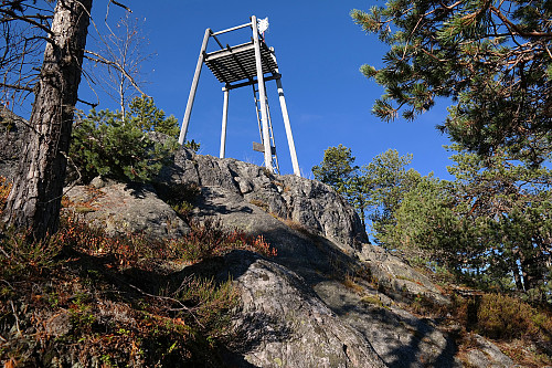 14.10.2015 - Tårnet på toppen nærmer seg. Her er det faktisk mulighet til å klyveklatre siste biten opp.