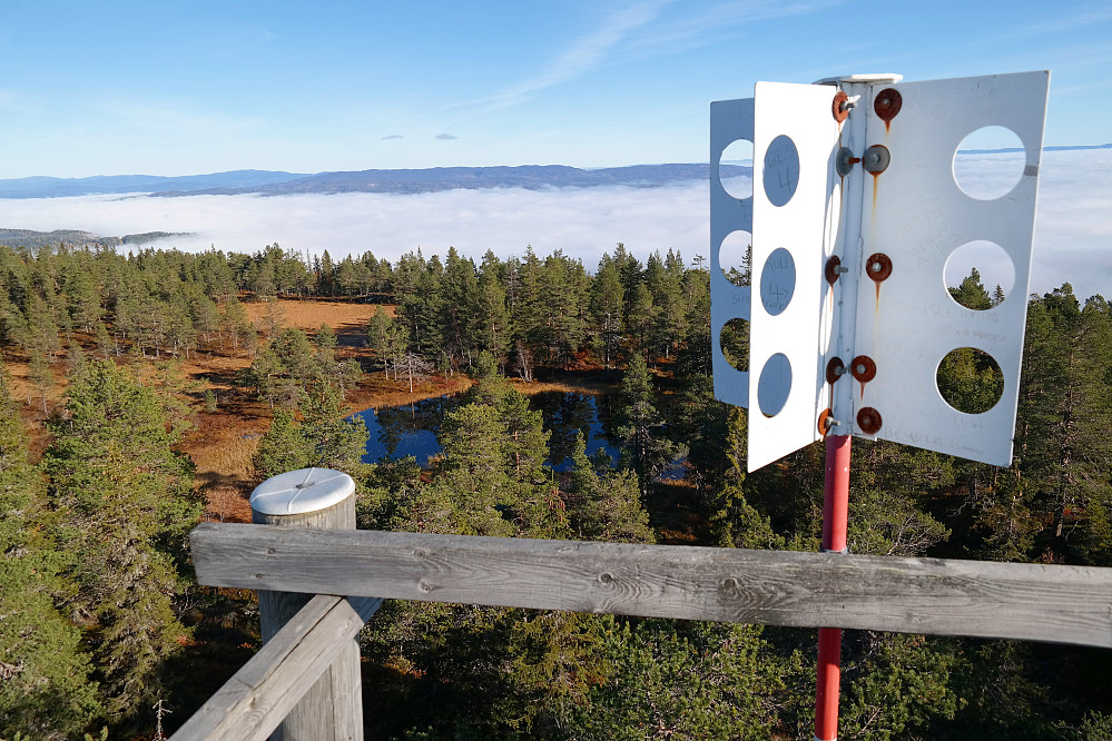 14.10.2015 - Utsikt mot nordøst fra toppen av tårnet på Nattjennåsen (643). Det lille tjernet nede i skogen midt i bildet er Nattjenn, som toppen har fått navnet etter.