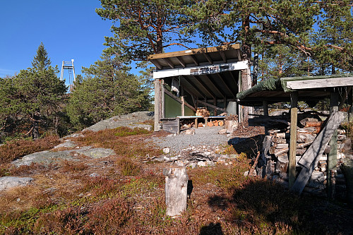 14.10.2015 - En flott gapahuk som ligger drøyt 50 m sørøst for toppen av Nattjennåsen (643). Tårnet på toppen ses bak til venstre.