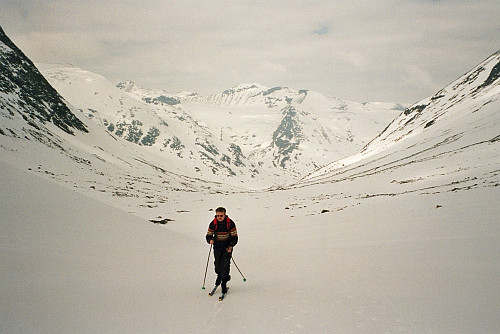 06.04.2002 - Gisle har nådd Hellstugubreans nordre ende. Langt bak, midt i bildet, er Galdhøpiggen (2469).