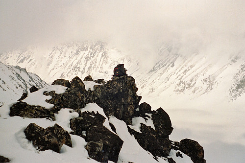 06.04.2002 - Sekken min lener seg mot toppvarden på Nørdre Hellstugubreahesten (2139). Nedenfor til høyre er Hellstugubrean.